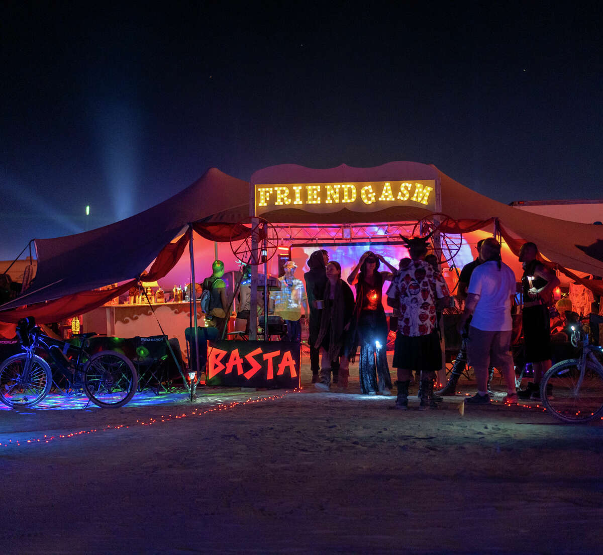 Friendgasm camp is filmed at Burning Man 2022. Matt Mihaly, a crew member, is responsible for a prank that convinced thousands that Rufus do Sul would perform.