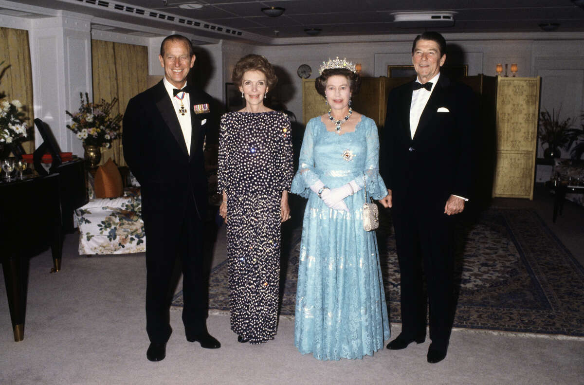 Η βασίλισσα Ελισάβετ II και ο πρίγκιπας Φίλιππος φιλοξένησαν τον Πρόεδρο Ρόναλντ Ρίγκαν και την Πρώτη Κυρία Νάνσυ Ρίγκαν στο HMY Britannia στις 4 Μαρτίου 1983 στο Σαν Φρανσίσκο.