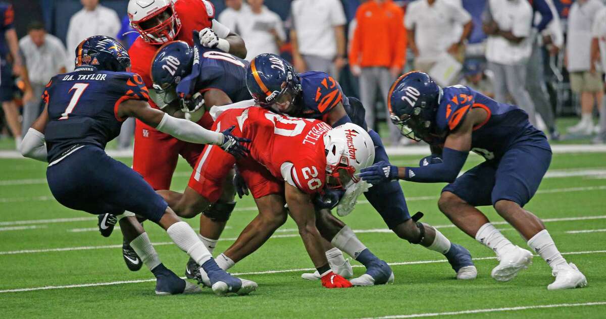 UTSA Roadrunners Donyai Taylor (12) moves in for a tackle against Houston cougars running back Campbell (20) on Saturday, Sept. 3, 2022 at the Alamodome. On the left is UTSA Roadrunners line backer Dadrian Taylor (7) and on the right is UTSA Roadrunners safety Kelechi Nwachuku (6)