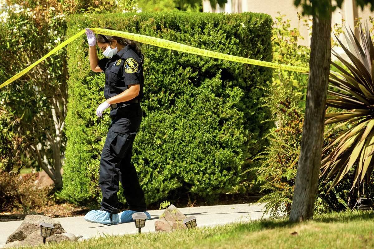 加利福尼亚州都柏林，一名犯罪现场工作人员离开Colbrook Lane的一所房子，那里发生了枪击事件。涉嫌杀害两人的男子拒不认罪。
