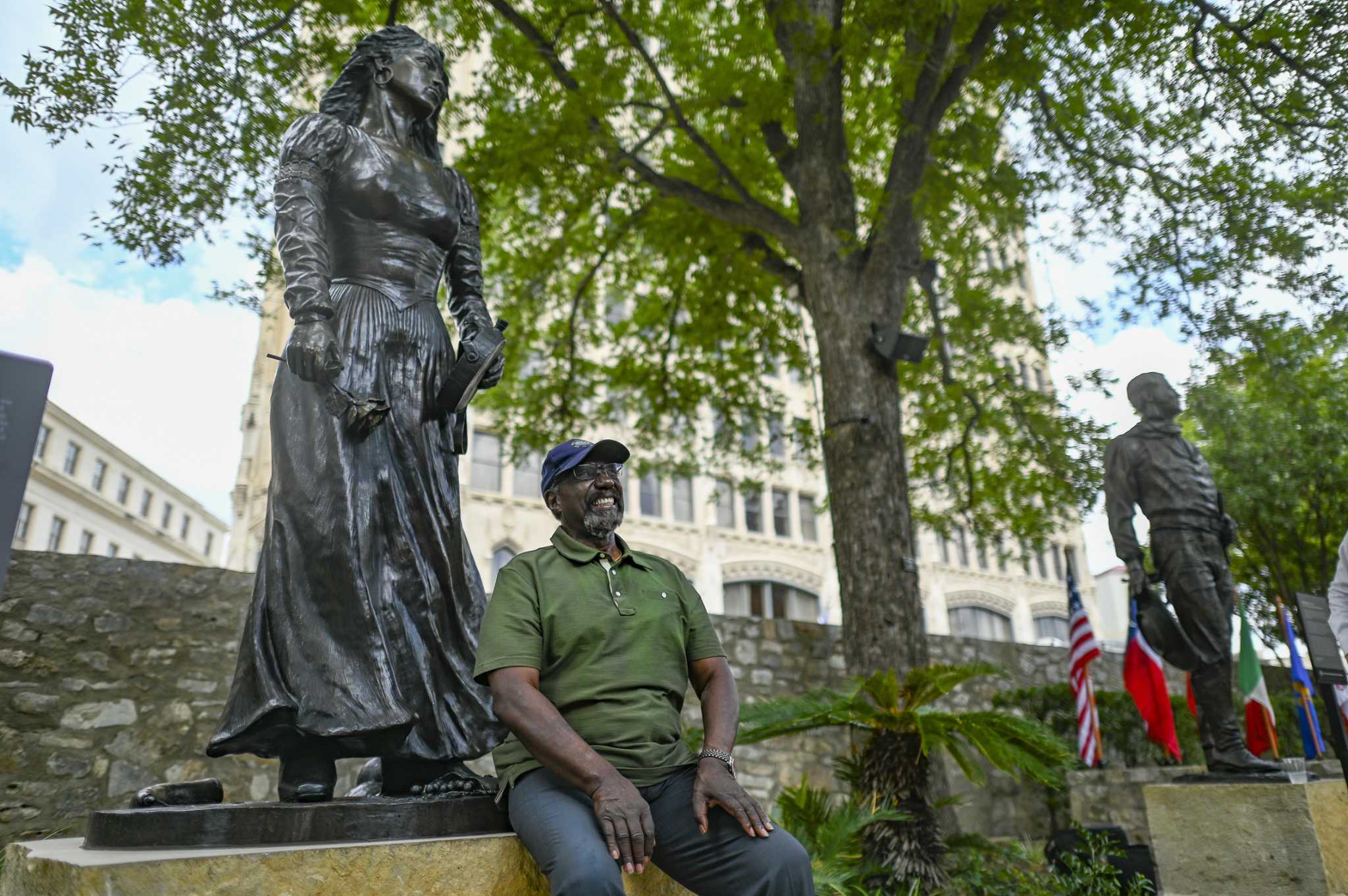 Alamo unveils first statues of African American figures of the Texas Revolution - Vimarsana News
