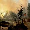 2022年9月7日，周三，加利福尼亚州普莱塞县，大火沿着密歇根布拉夫路燃烧，烧焦的外屋后面飘扬着一面旗帜。(美联社图片/诺亚·伯格)
