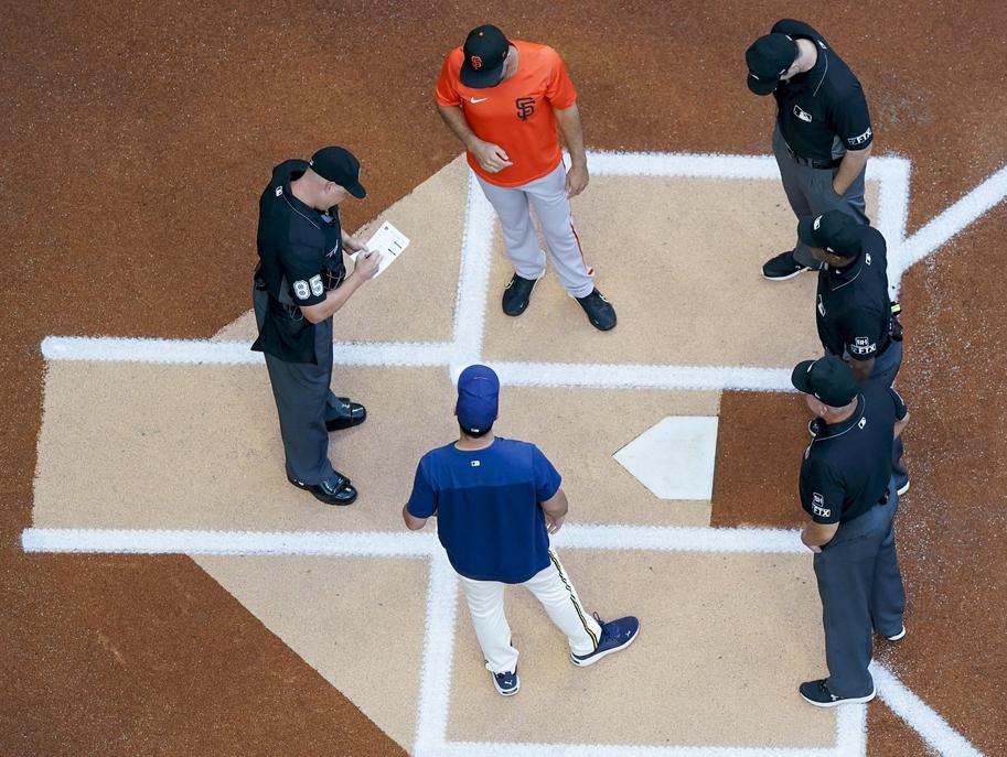 Giants drop two at Milwaukee, making highlight the lineup exchange