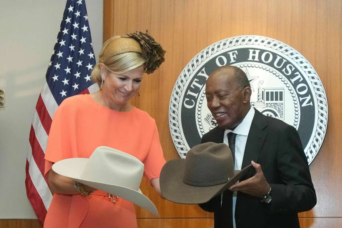 Queen Maxima of the Netherlands and Mayor Turner look at cowboy hats at City Hall on Friday, Sept. 9, 2002 in Houston, TX.