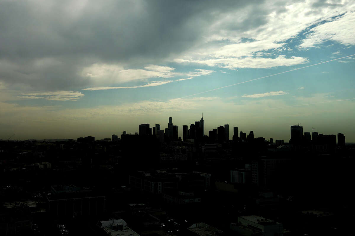 Parts of Southern California woke up to light rain Thursday morning during the ongoing heat wave in Los Angeles.  According to Ryan Kittell, a meteorologist with the National Weather Service in Oxnard, the rainfall was splashed over the Los Angeles Valley and coastal areas, a preview of the rain from Hurricane Kay. 