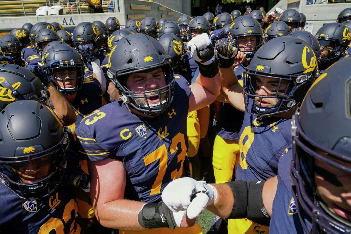 California offensive lineman Matthew Cindric (73) leads a huddle as players take the field for warmup before an NCAA college football game against UC Davis in Berkeley, Calif., Saturday, Sept. 3, 2022. (AP Photo/Godofredo A. Vásquez)
