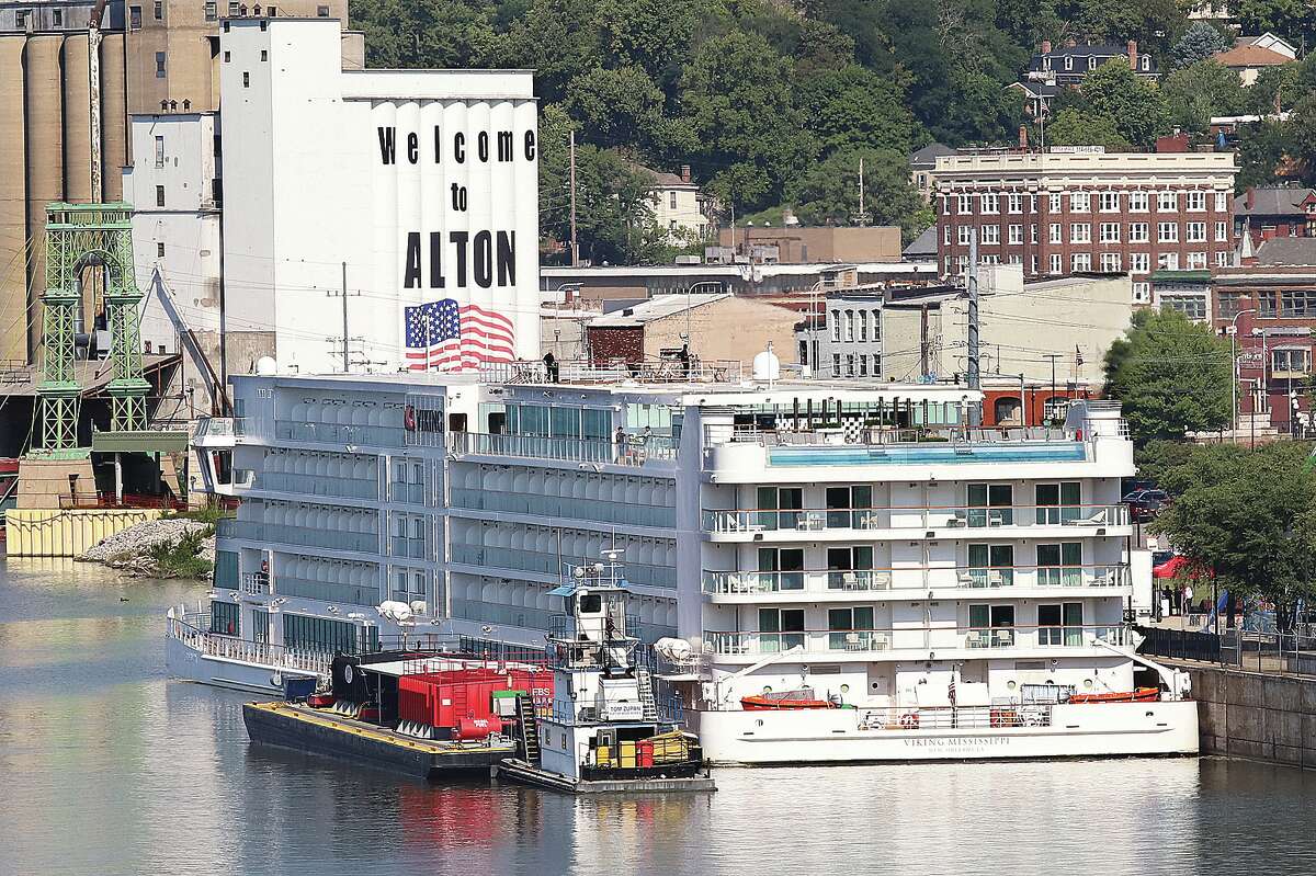 Viking Mississippi docks in Alton