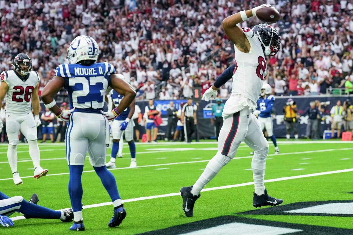 Houston, Texas, USA. September 17, 2023: Colts linebacker Zaire Franklin  (44) tackles Texans running back Dameon Pierce (31) during an NFL game  between the Texans and the Colts on September 17, 2023