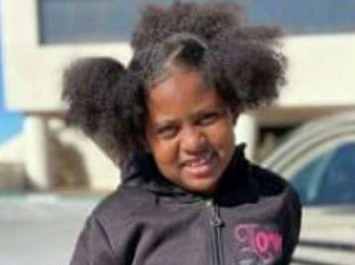 官方称，今年3月，8岁的索菲亚·梅森(Sophia Mason)的尸体在默塞德(Merced)的一处家中被发现，此前她已经死亡一个多月。