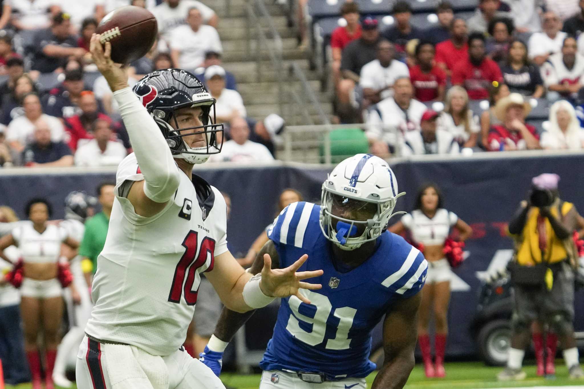 Texans fall apart after 3 quarters in tie with Colts