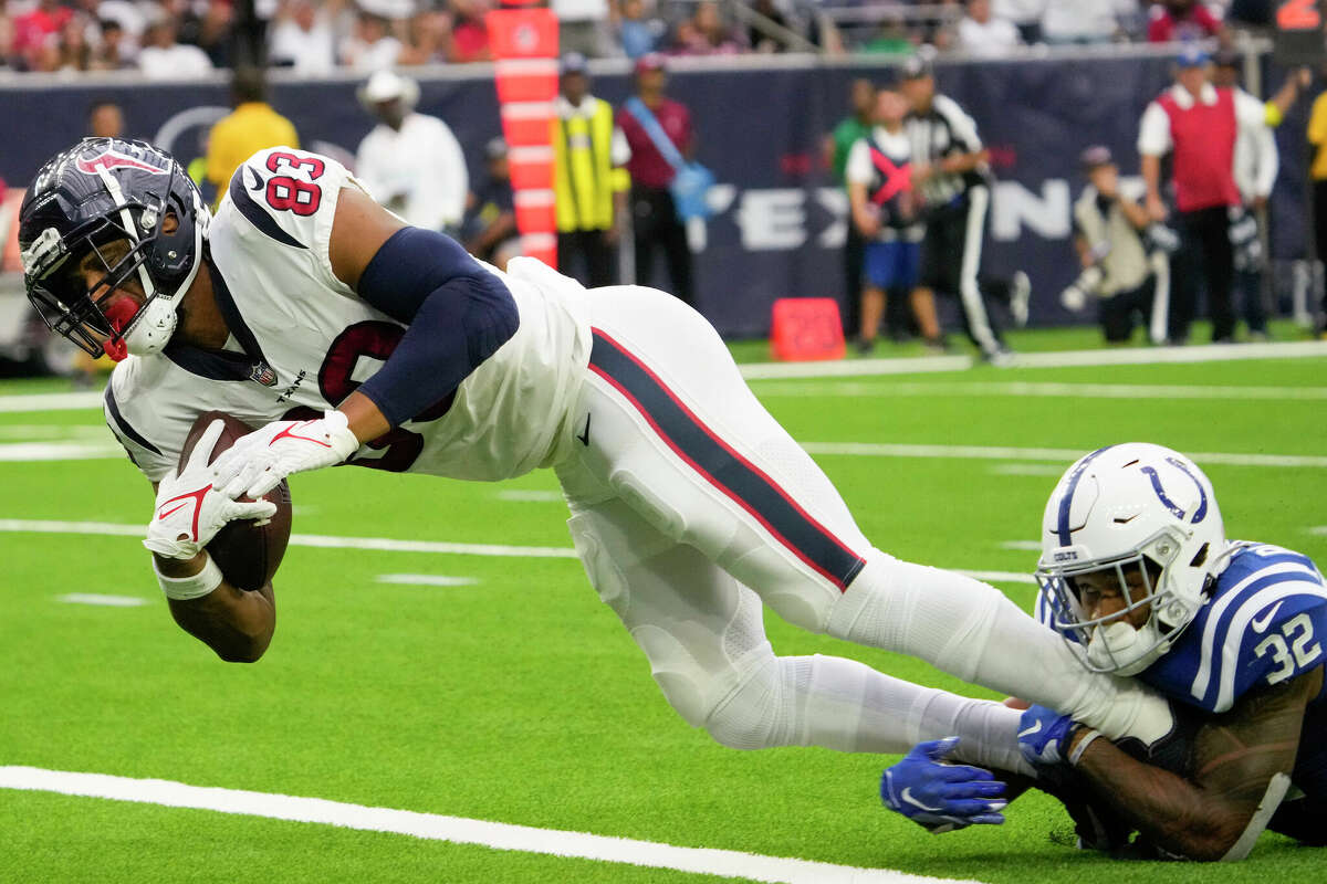 The recently acquired O.J. Howard had an impressive and efficient Texans debut, scoring touchdowns on both of his receptions in Sunday's 20-20 tie with the Colts.