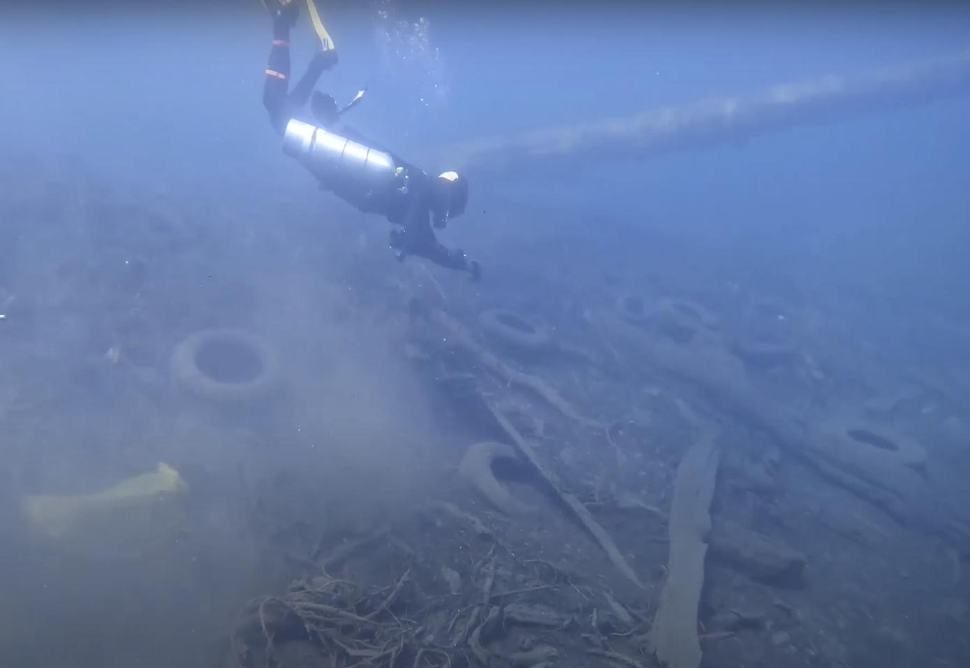 Divers removed 3,000 pounds of trash from a lake near Tahoe. But they left an old Ford Model T - Vimarsana News