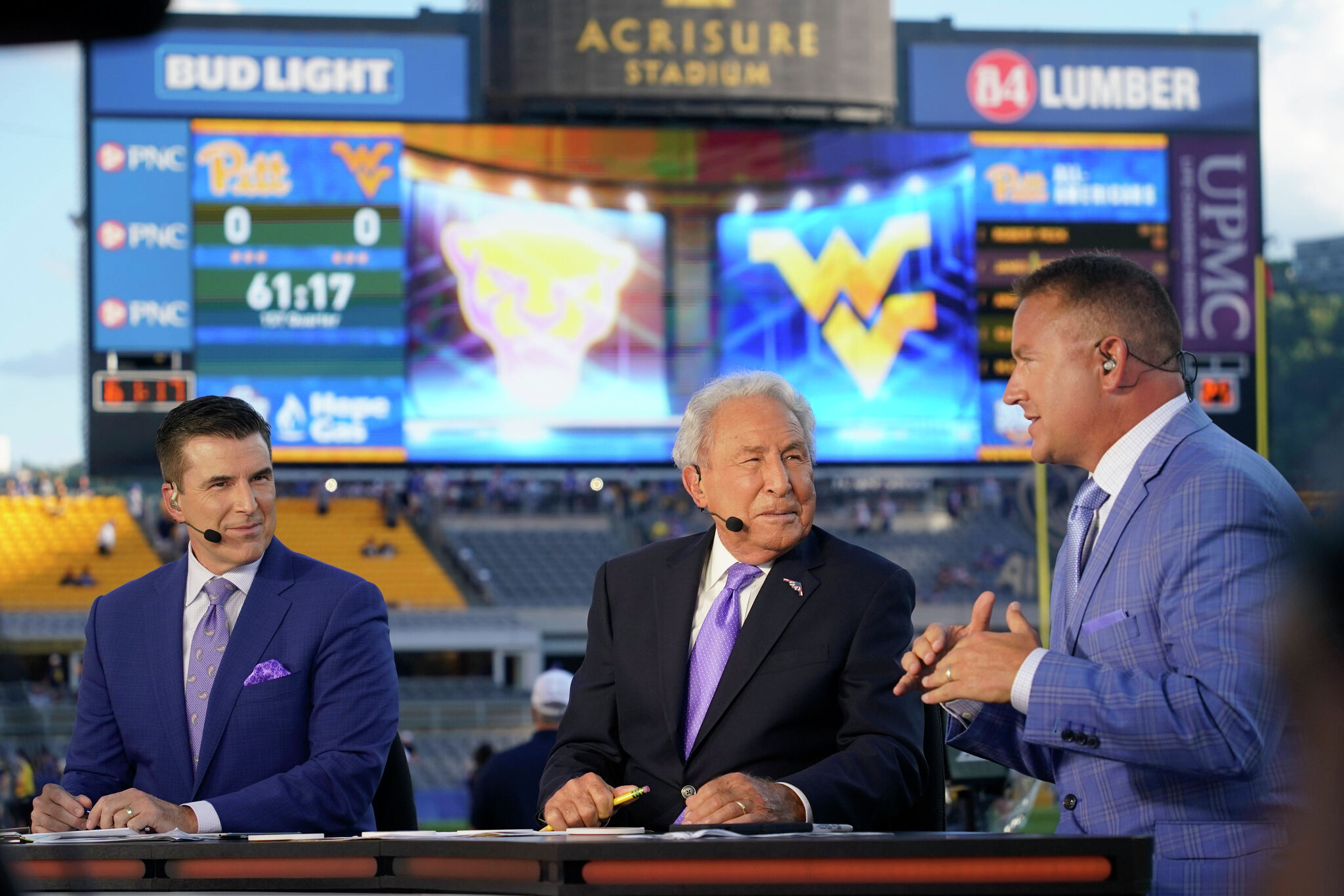 ESPN Extends Four NFL Commentators 