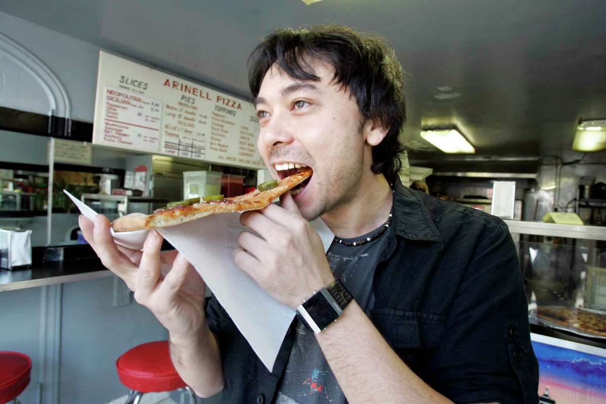 2006年，一名顾客在旧金山瓦伦西亚街的Arinell披萨店吃着披萨。