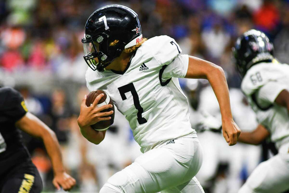 Steele’s Chad Warner moves the ball down field in the third quarter of Saturday’s game against Brennan during the KSAT Pigskin Classic at the Alamodome on Aug. 28, 2022.