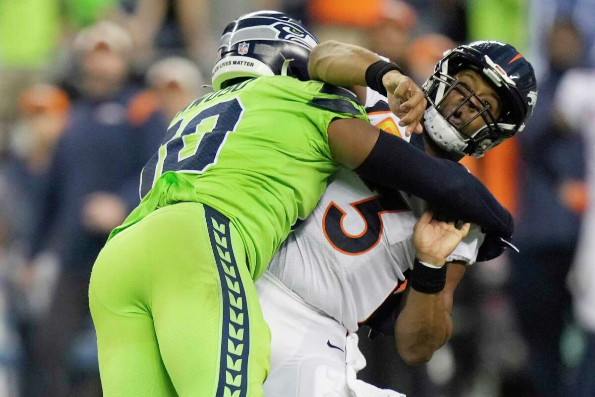 Seahawks survive Russell Wilson's return, top Broncos 17-16