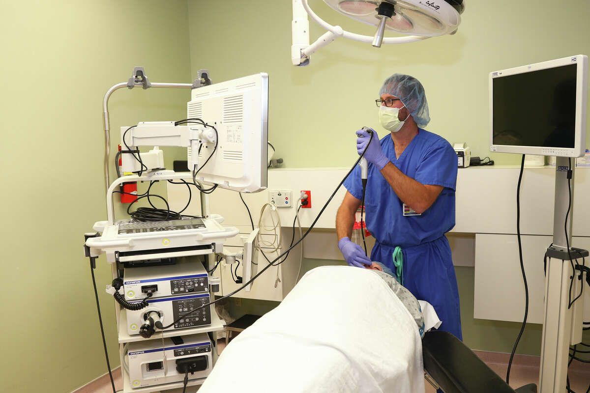 Dr. Paul Eckerle, a pulmonologist on staff at Alton Memorial Hospital, performs an Endobronchial Ultrasound (EBUS) bronchoscopy.