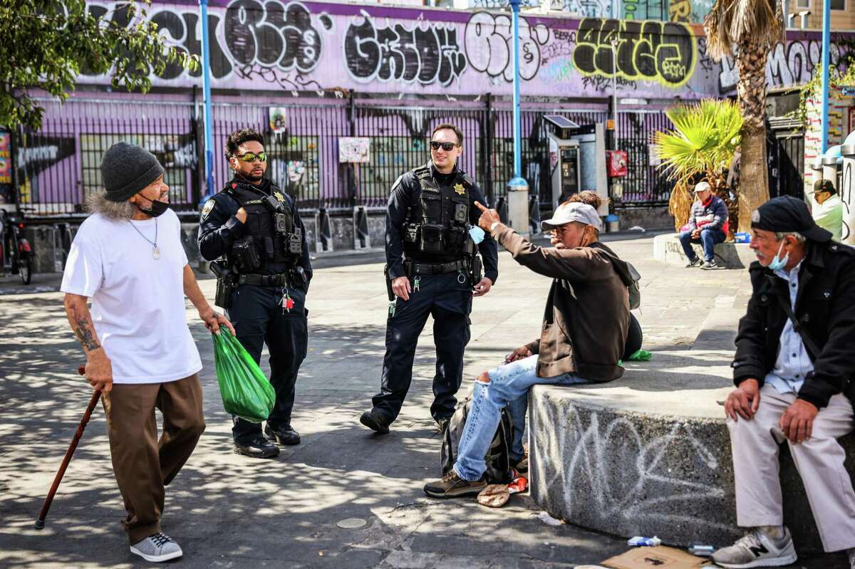 警察与人们谈论在旧金山街头出售商品必须获得许可的新法律。在该法实施的第一天，没有任何事件被报道。