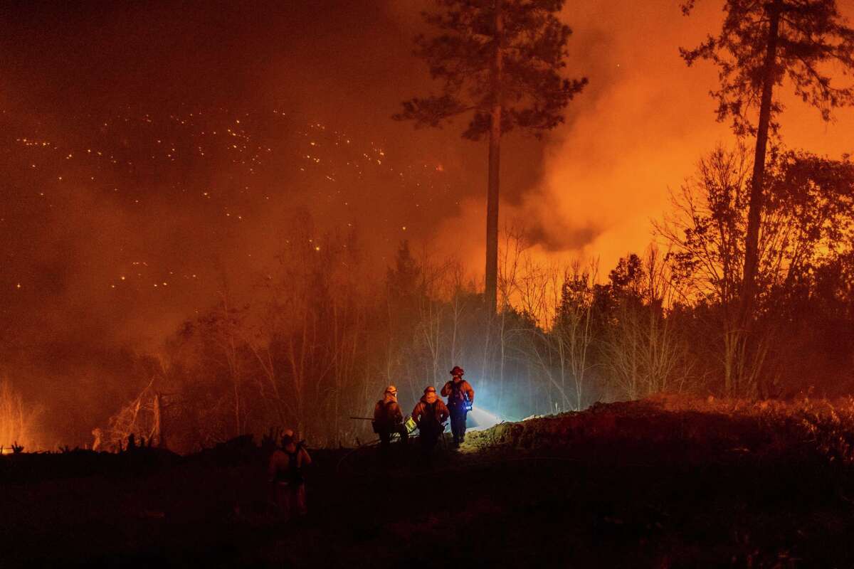 2022年9月13日，加州福雷斯希尔，消防员喷水扑灭蚊子大火，大火越过美国河的中叉，烧毁了建筑物和车辆。蚊子大火已经烧毁了50330英亩的土地，目前已经控制了25%。普莱塞县警长办公室表示，已有6258名居民被疏散。