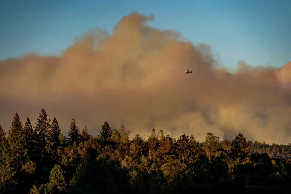 蚊火:夜间的降雨似乎对灭火工作没有帮助。蚊子大火产生的浓烟吞没了加州的福雷斯希尔。