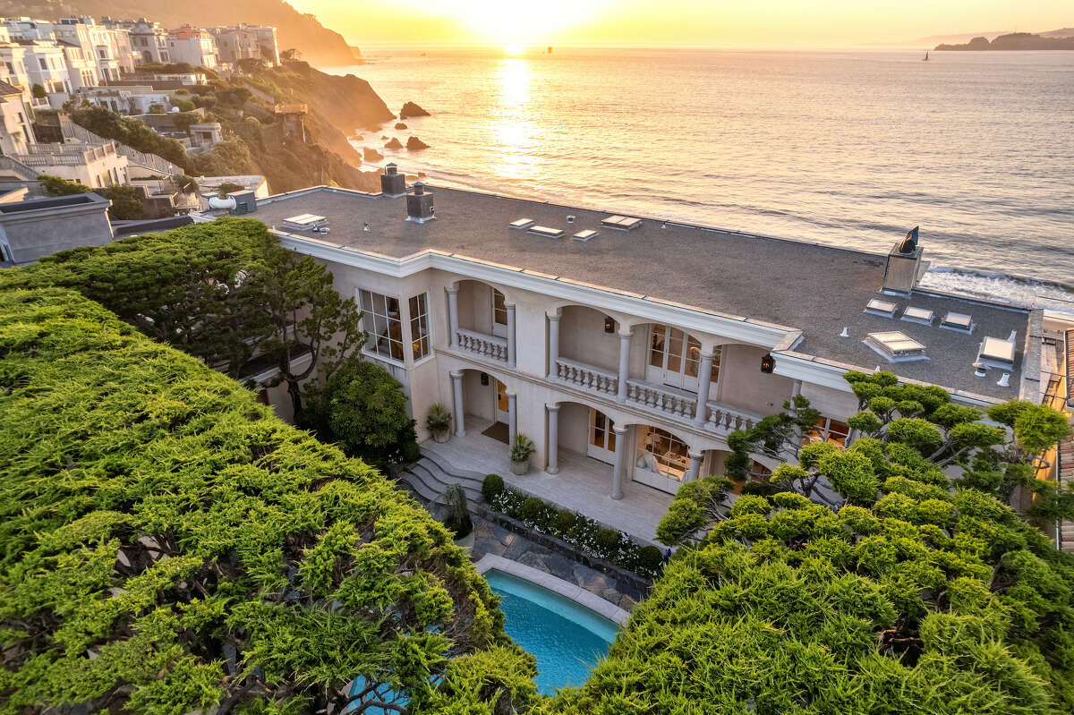 Sea Cliff mansion with beach access for sale for $32 million