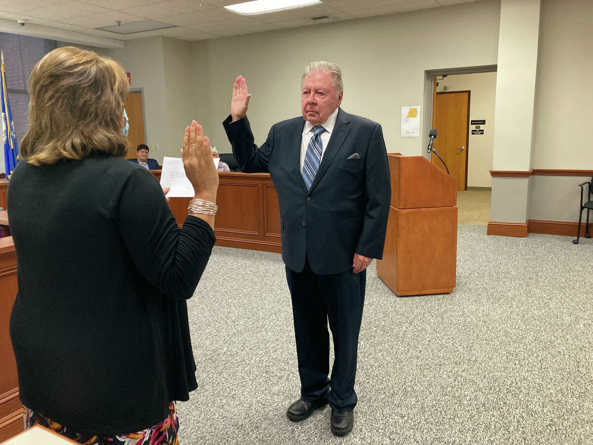 Republican Jay Polke takes the oath of office during Wednesday night's Town Council meeting as the council's newest member. 
