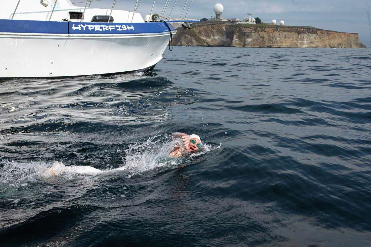 凯瑟琳·布里德在12小时21分钟内完成了从金门大桥到半月湾27英里的海洋游泳，是第一个完成游泳的人。