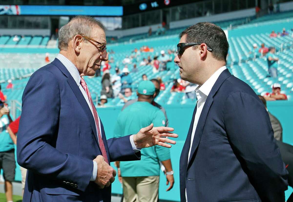 迈阿密海豚队执行官斯蒂芬·罗斯在佛罗里达州迈阿密花园的硬石体育场与旧金山49人队首席执行官杰德·约克聊天。2016年。现在，两人在圣克拉拉市长竞选中相互支持，势均力敌。