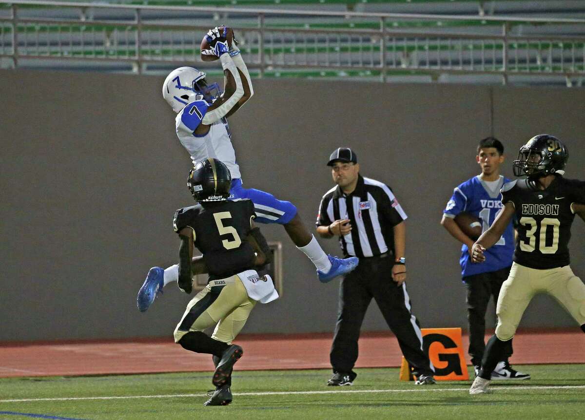 Lanier wide receiver Markeis Dixon (7) catches a touchdown pass in the 2nd quarter as Edison Samaad Bunch (5) can only watch on Thursday, Sept. 5 2022 at Alamo Stadium