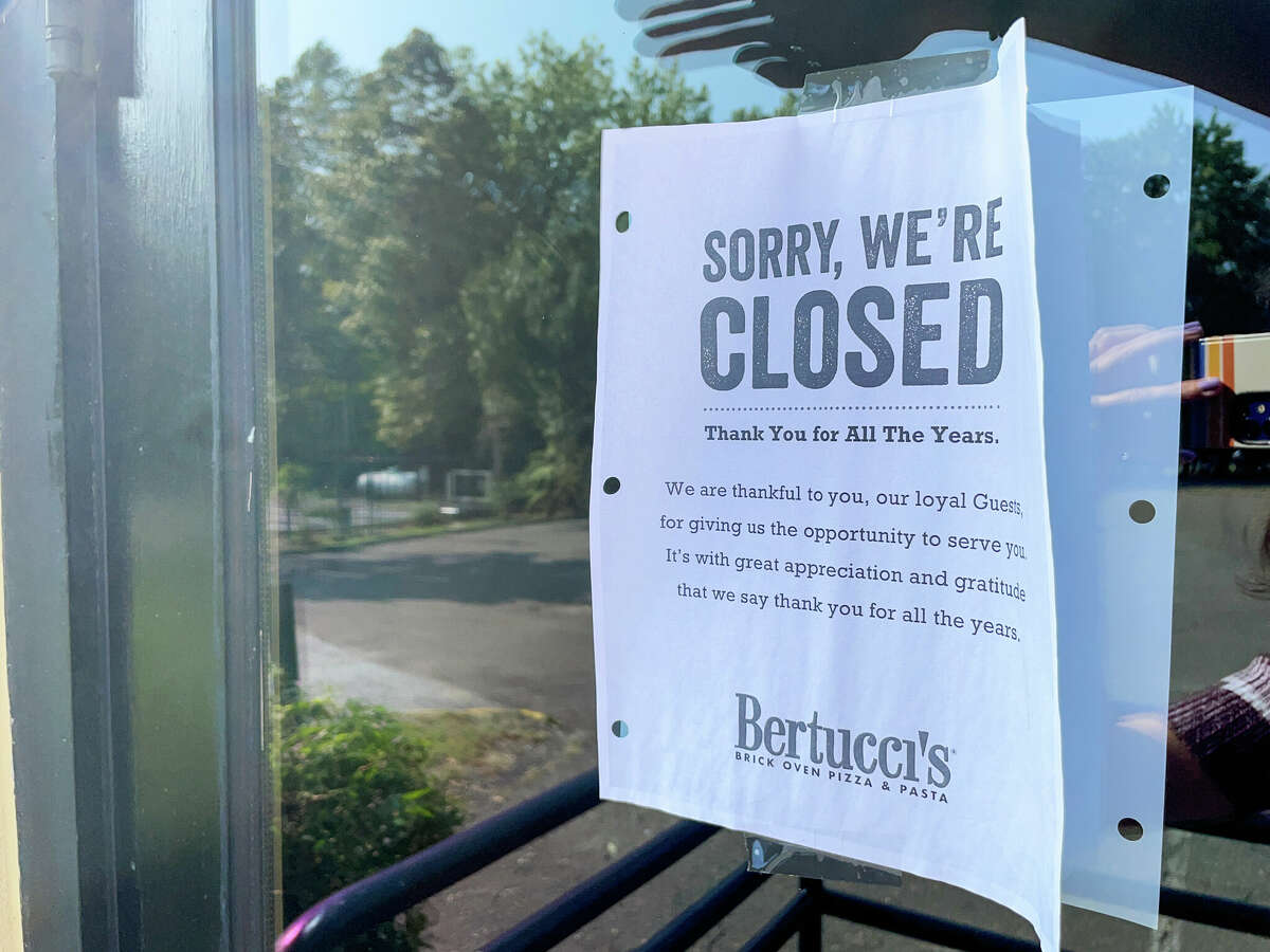 "Thank you for all the years," reads the sign on the side of the building, one of the only announcements that Bertucci's Italian Restaurant in Darien is permanently closed.