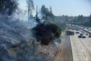 Vegetation fire jumps to five homes in Oakland off of I-580