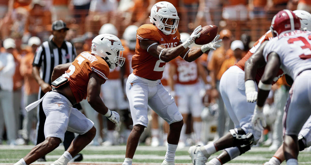 Roschon Johnson #2 of the Texas Longhorns takes a snap and prepares to hand off to Bijan Robinson #5 in the second half against the Alabama Crimson Tide at Darrell K Royal-Texas Memorial Stadium on September 10, 2022 in Austin, Texas. (Photo by Tim Warner/Getty Images)