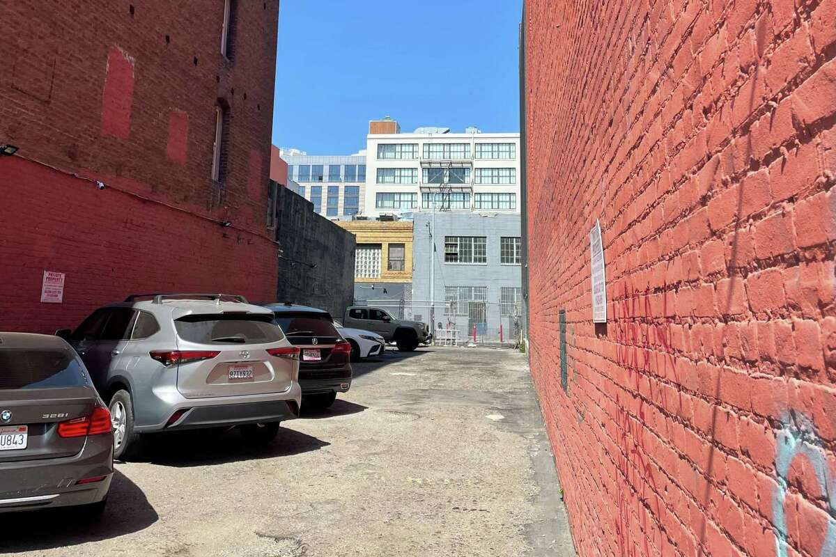 这个位于旧金山Mission St. 1010号的小型停车场是一个包含57间工作室公寓的拟议开发项目的所在地。但是被城市规划委员会否决了。