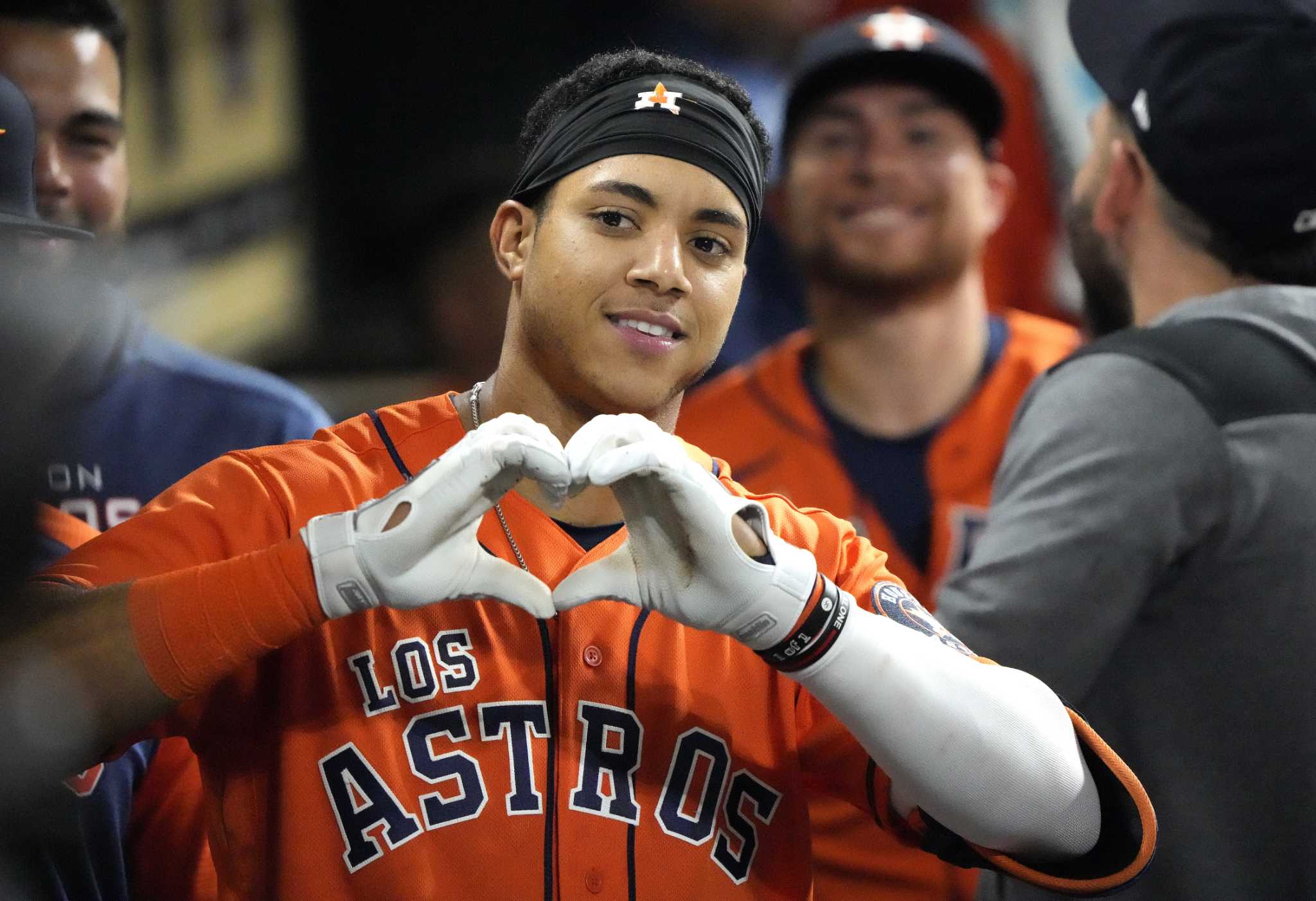 Why Astros' Jeremy Peña makes heart sign after big plays