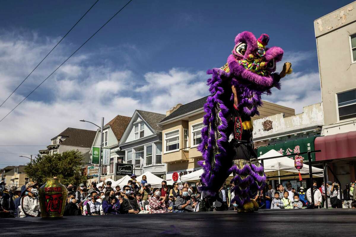 2022 年 9 月 17 日星期六，Lion Dance Me 的成员在旧金山里士满地区的中秋节期间表演传统的舞狮。