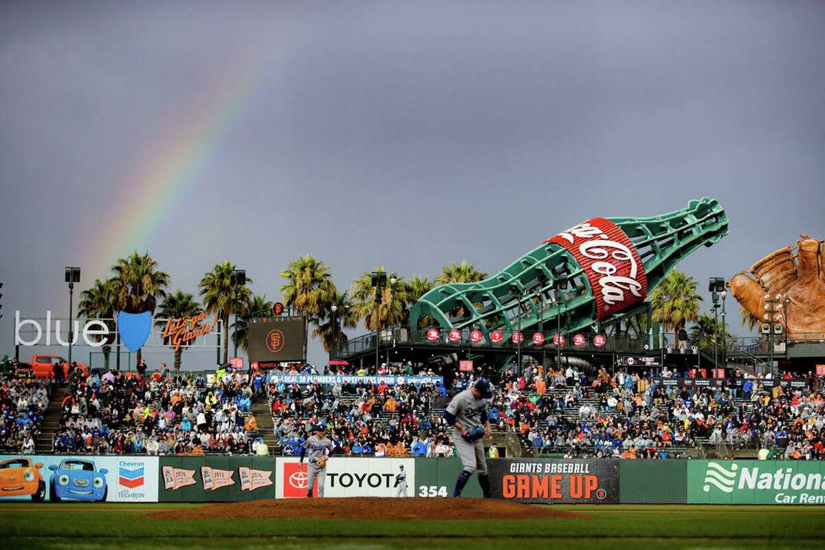 2022年9月18日(星期日)，洛杉矶道奇队的首发投手安德鲁·希尼(28岁)在与旧金山巨人队的棒球比赛第4局中出现彩虹时准备投球。(美联社图片/John Hefti)