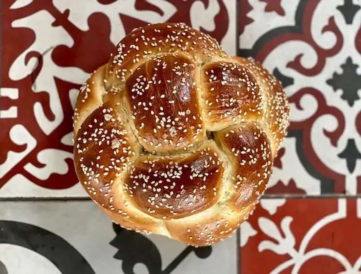 来自旧金山Che Fico Alimentari餐厅的圆形编织面包，上面点缀着芝麻籽。
