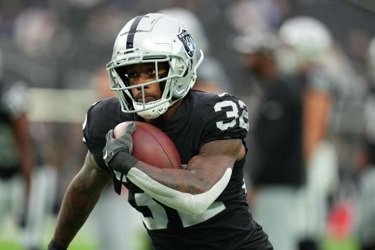 Las Vegas Raiders running back Austin Walter (32) reacts after scoring a  touchdown during an NFL