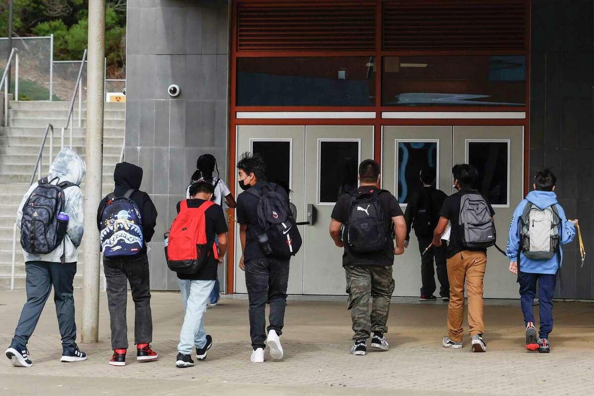 2022年8月17日星期三，加州旧金山威利布朗中学开学第一天，学生们走向教室。