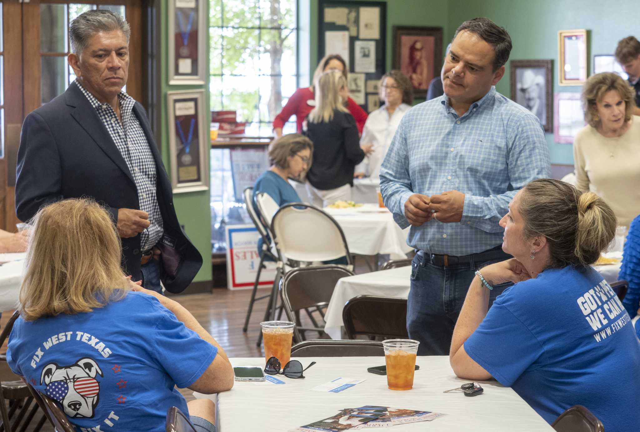 Community meets, greets Johnny Damon