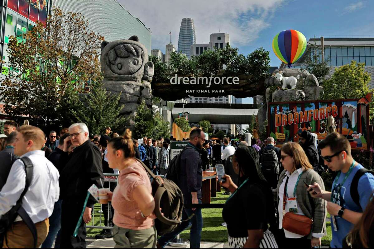 梦想力量2022:旧金山警方如何处理成千上万的参与者。在加利福尼亚州旧金山举行的“梦想力量2022”大会上，梦想力量与会者正前往位于霍华德街的梦想力量国家公园，参加主题演讲。