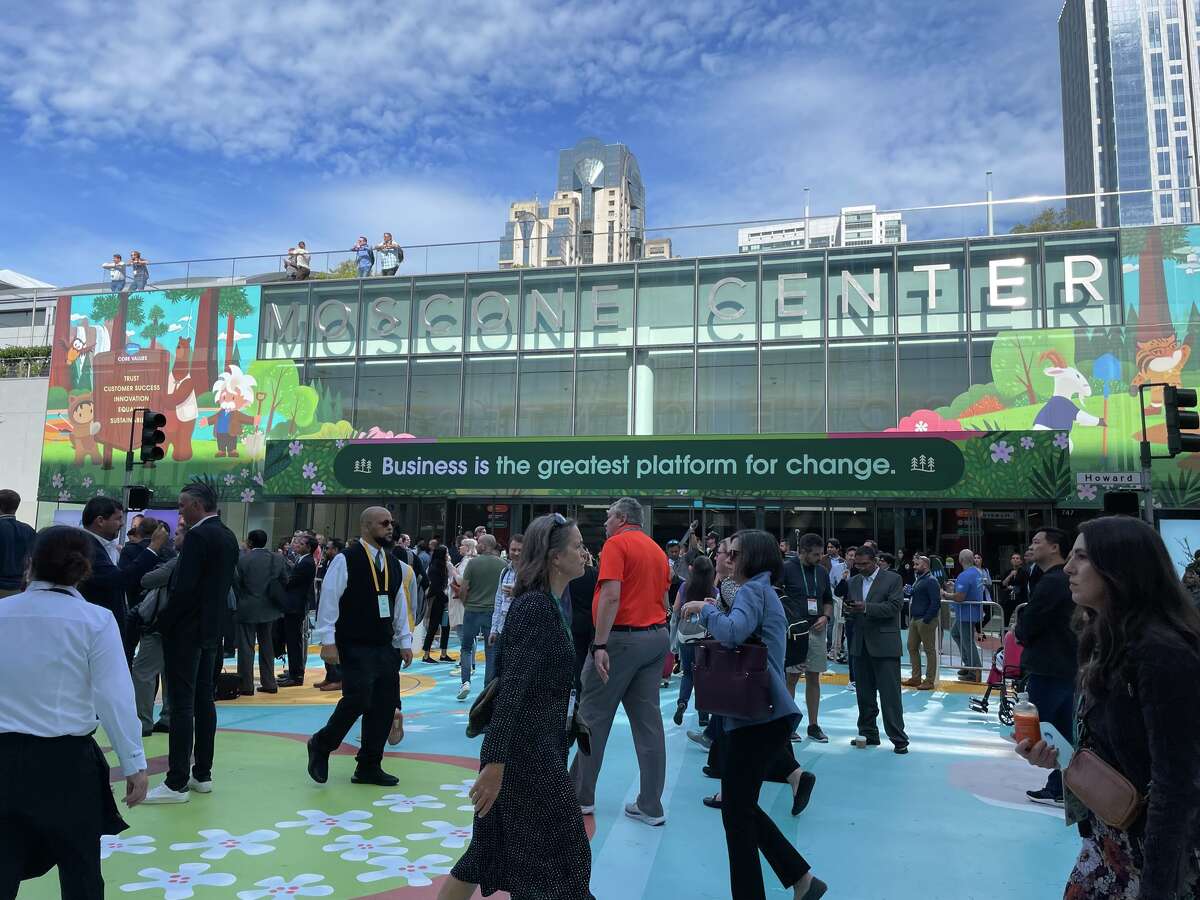 Las multitudes se reúnen en el centro de San Francisco en el Moscone Center para Dreamforce 2022, organizado por Salesforce.