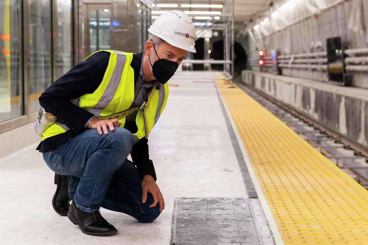 5月，旧金山市政交通局局长杰弗里·图姆林在联合广场参观新建的中央地铁MUNI站时视察施工进度。