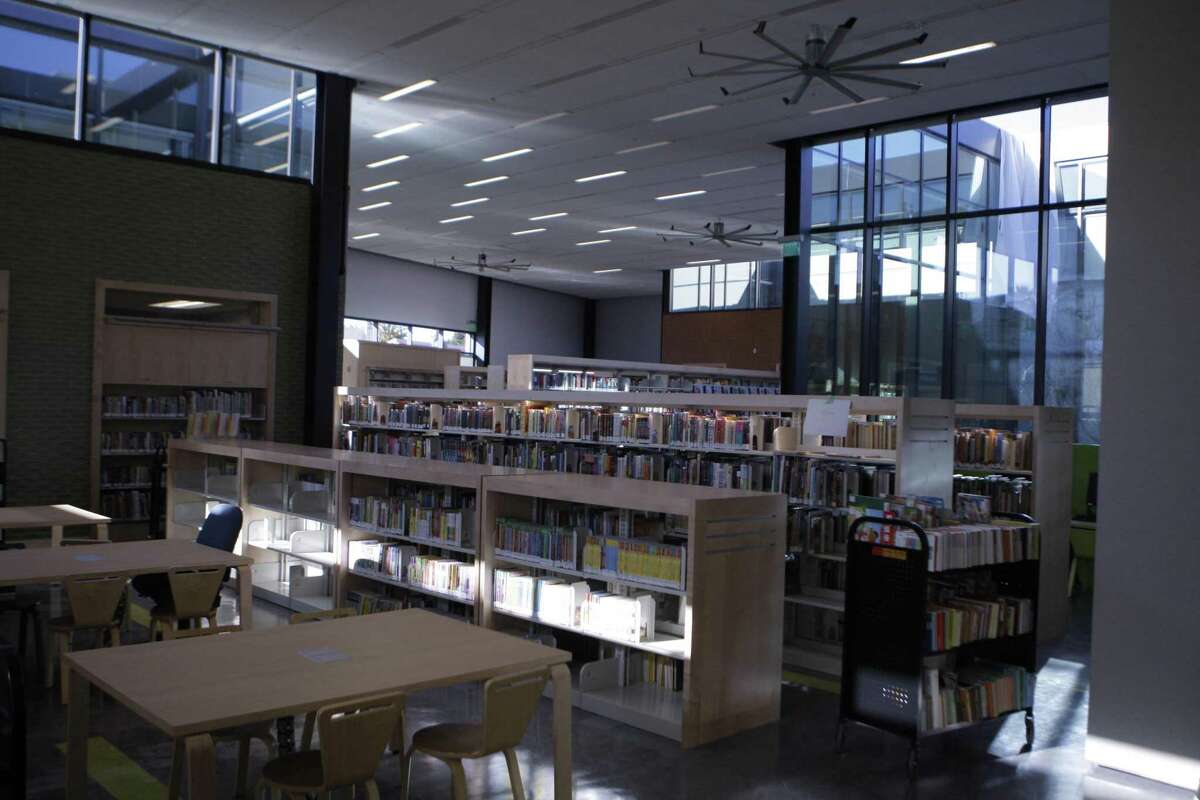 2013年，琳达·布鲁克斯-伯顿分馆开放前不久，湾景图书馆的内部。在高烟天气，居民可以享受图书馆过滤的空气。
