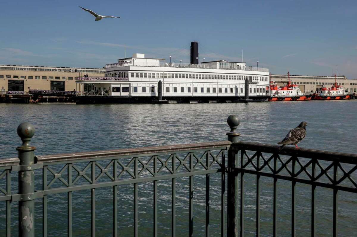 克拉马斯号是一艘历史悠久的渡轮，有97年的历史，可以在旧金山的Embarcadero看到。这艘渡轮曾经载着1000人往返于海湾之间，但现在已经变成了私人办公室和活动场所。