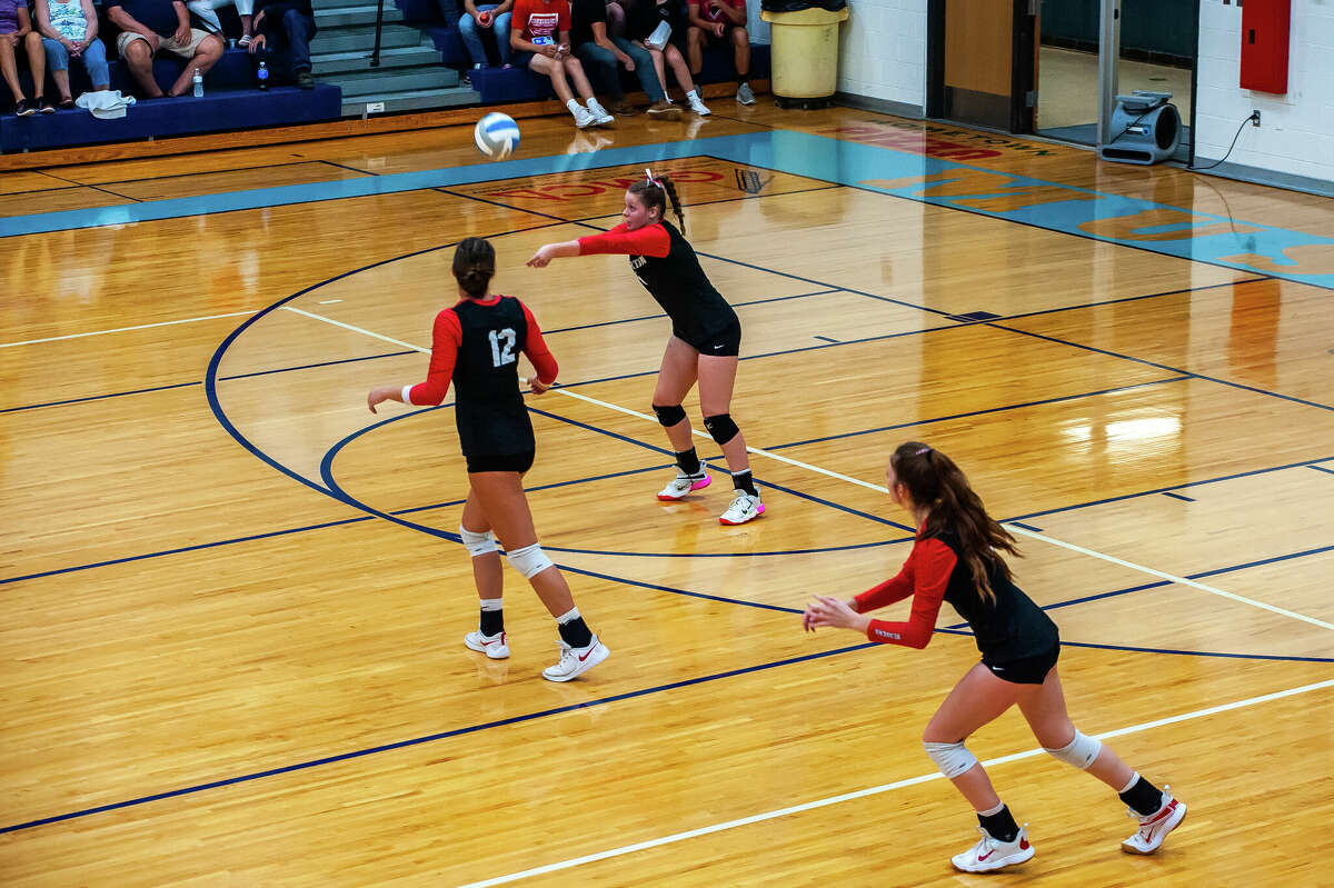 Beaverton and Meridian high school volleyball players square off at a game on Sept.  19, 2022 at Meridian High School