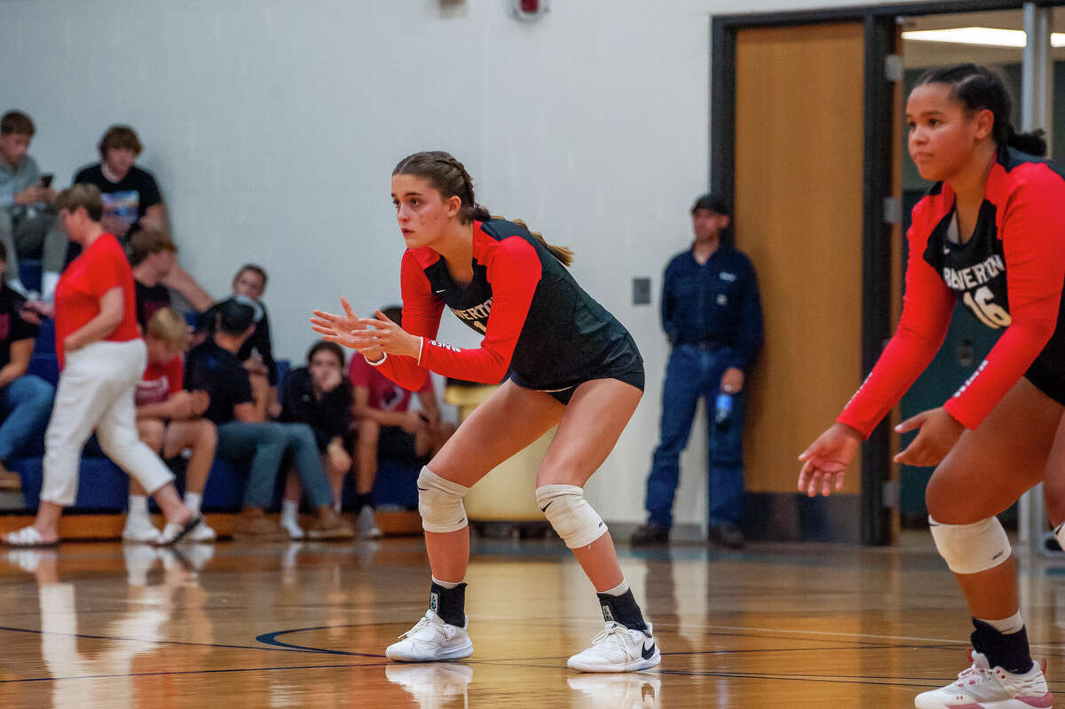 Beaverton and Meridian high school volleyball players square off at a game on Sept.  19, 2022 at Meridian High School