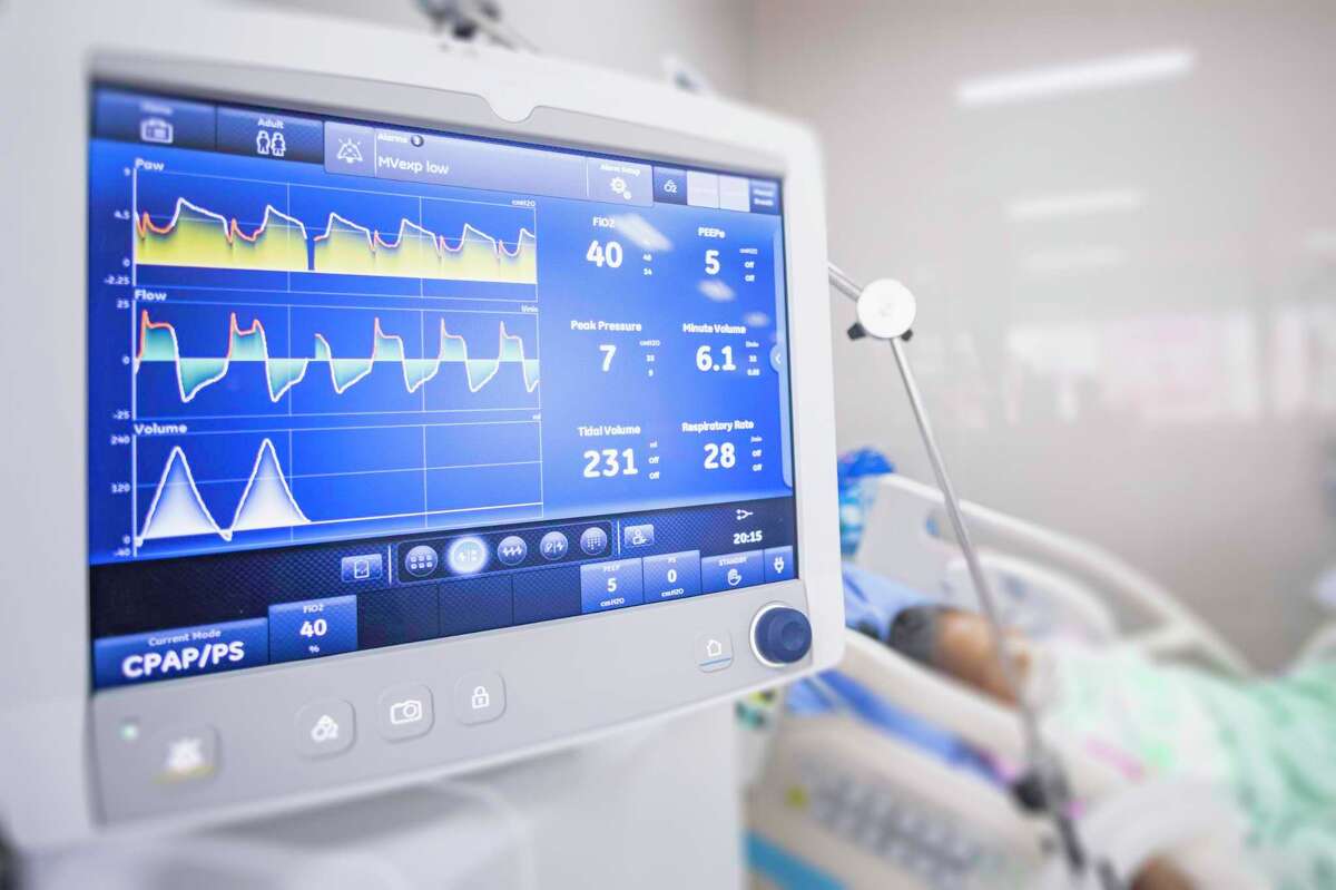 自2020年以来，加州COVID - 19死亡人口统计数据发生了变化。在急诊室的重症监护病房里，通风监测器跟踪通过插管给氧。