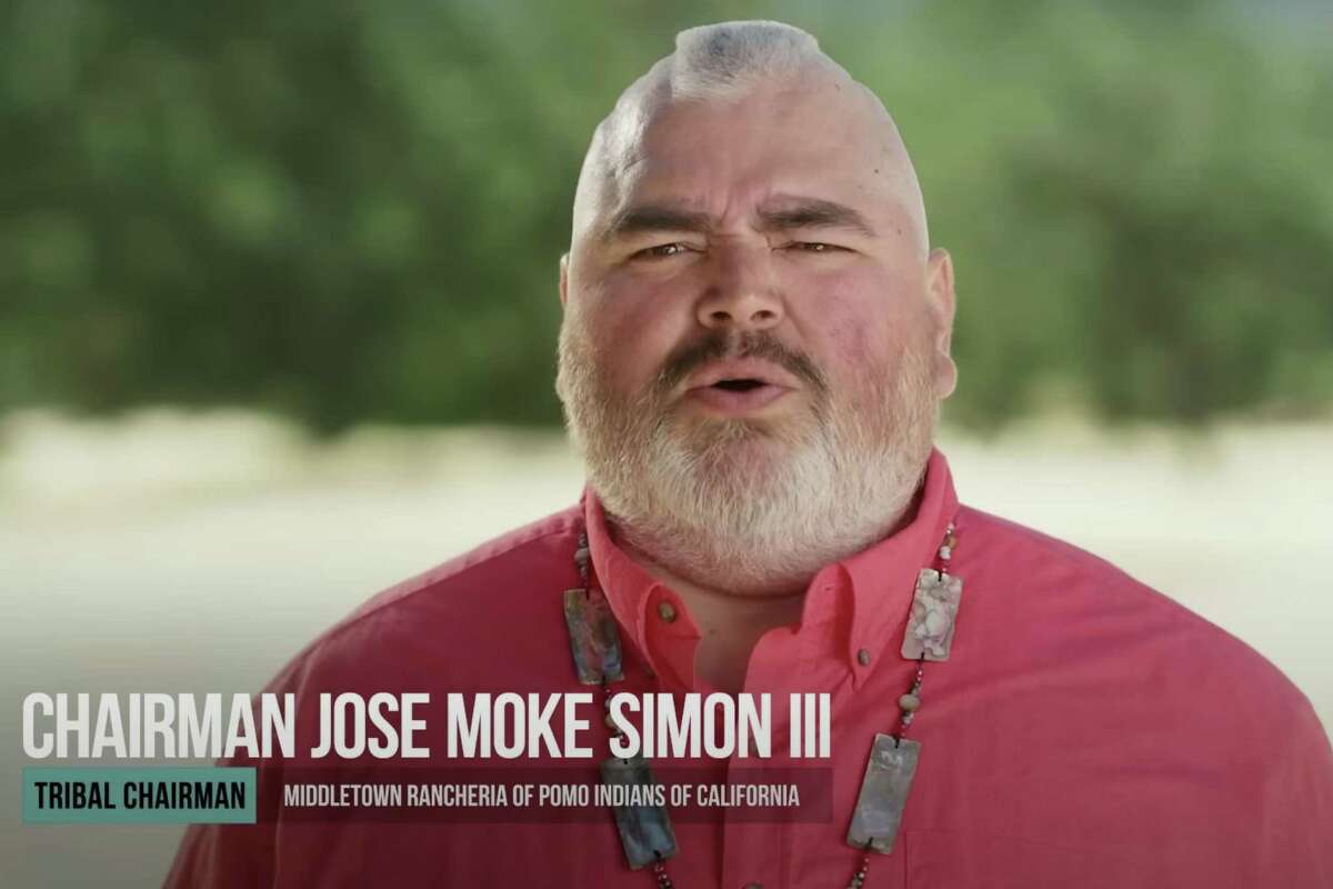 何塞·“莫克”·西蒙是波莫印第安人米德尔敦牧场的主席，也是莱克县的一名监督员，他出现在宣传第27号提案的广告中。