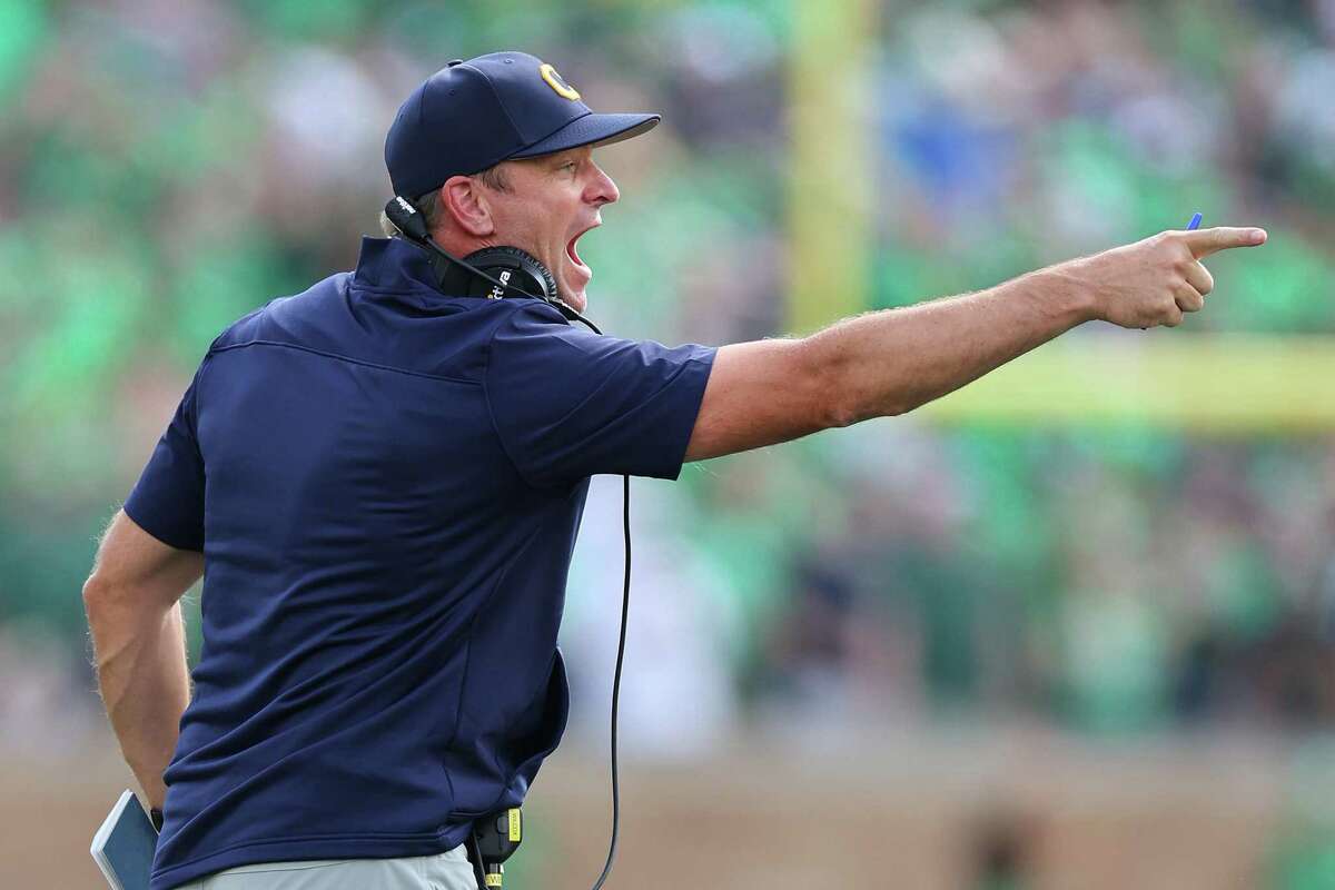 SOUTH BEND, INDIANA - SEPTEMBER 17: Head coach Justin Wilcox of the California Golden Bears reacts against the Notre Dame Fighting Irish during the first half at Notre Dame Stadium on September 17, 2022 in South Bend, Indiana. (Photo by Michael Reaves/Getty Images)